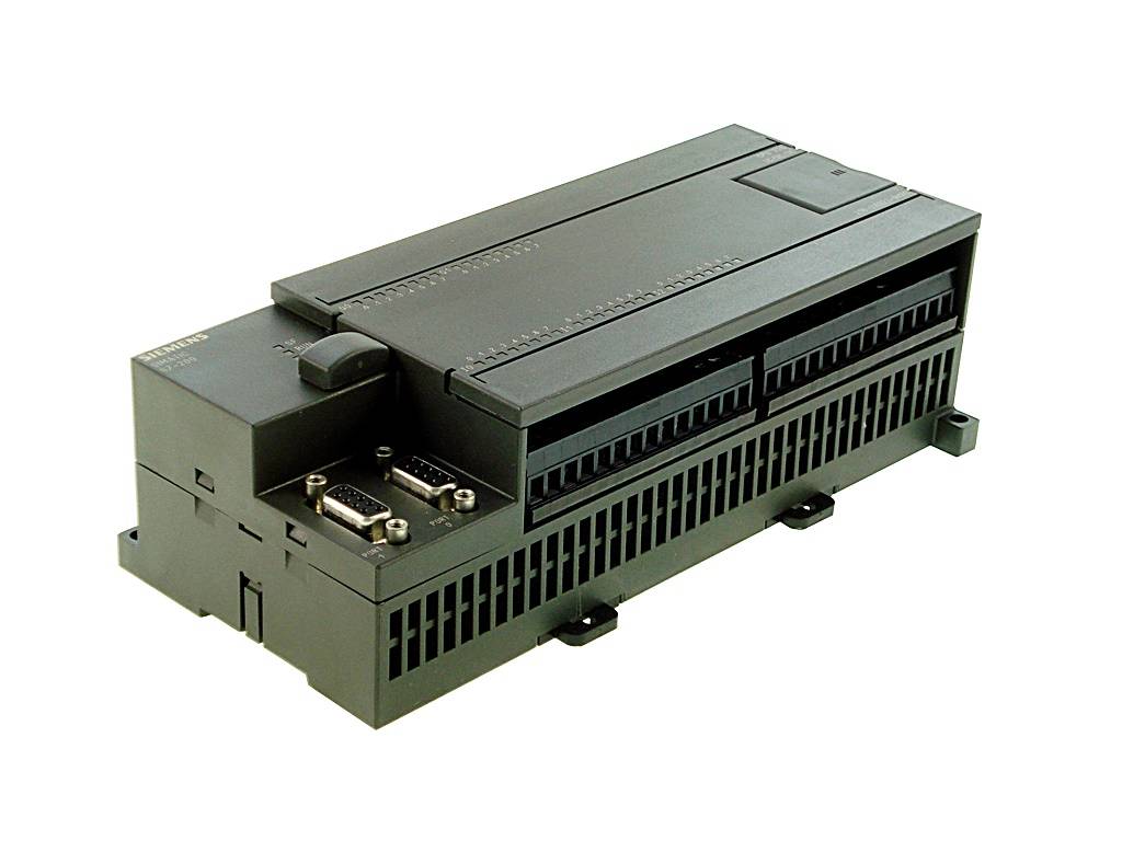 Schwarzes industrielles elektronisches Steuermodul mit belüfteten Seitenwänden und Anschlussbuchsen, auf weißem Hintergrund dargestellt.