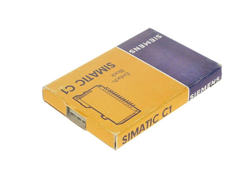 Eine Siemens-SIMATIC-C1-Elektronikbox in Gelb und Lila, geschlossen auf weißem Hintergrund dargestellt.