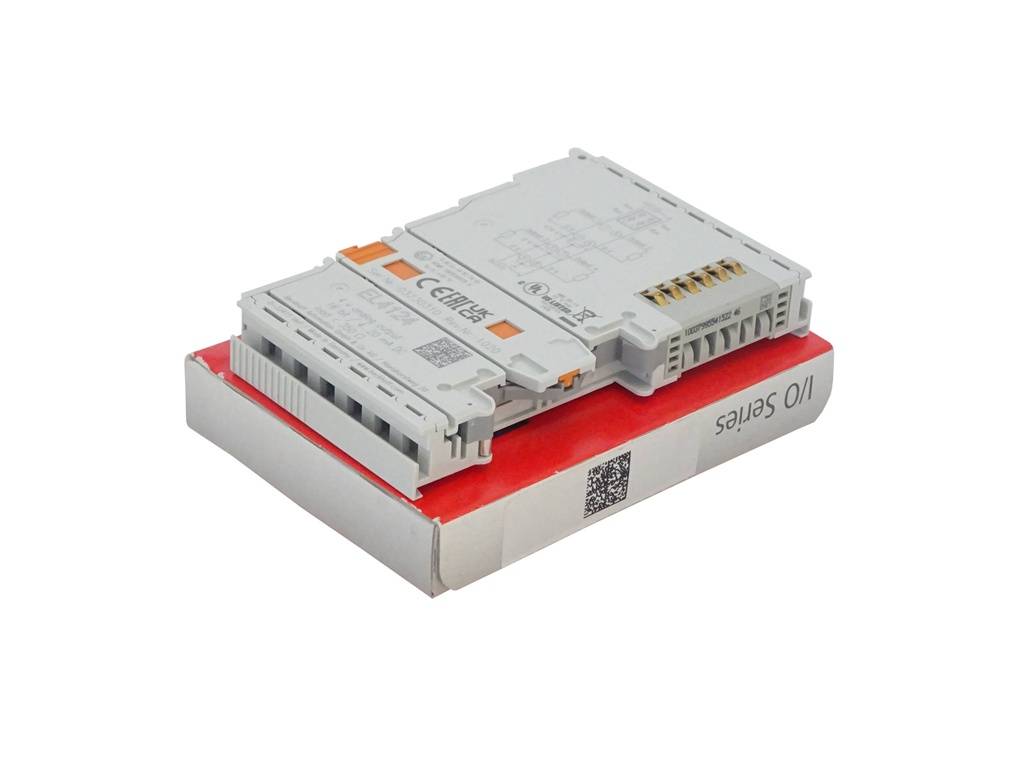 Zwei weiße industrielle elektronische Module, übereinandergestapelt auf einer roten und silbernen Box, dargestellt auf einem schlichten weißen Hintergrund.