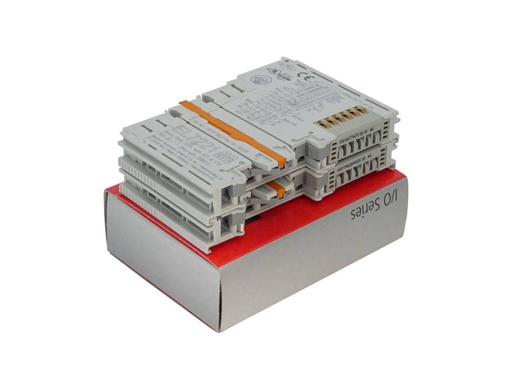 Ein Stapel elektronischer Module mit mehreren Anschlüssen, der auf einer Box mit der Aufschrift 