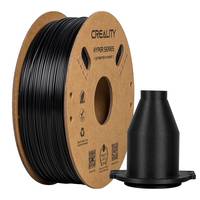 Schwarze 3D-Druckerfilamentrospule mit einem passenden schwarzen gedruckten Musterbauteil daneben auf weißem Hintergrund.