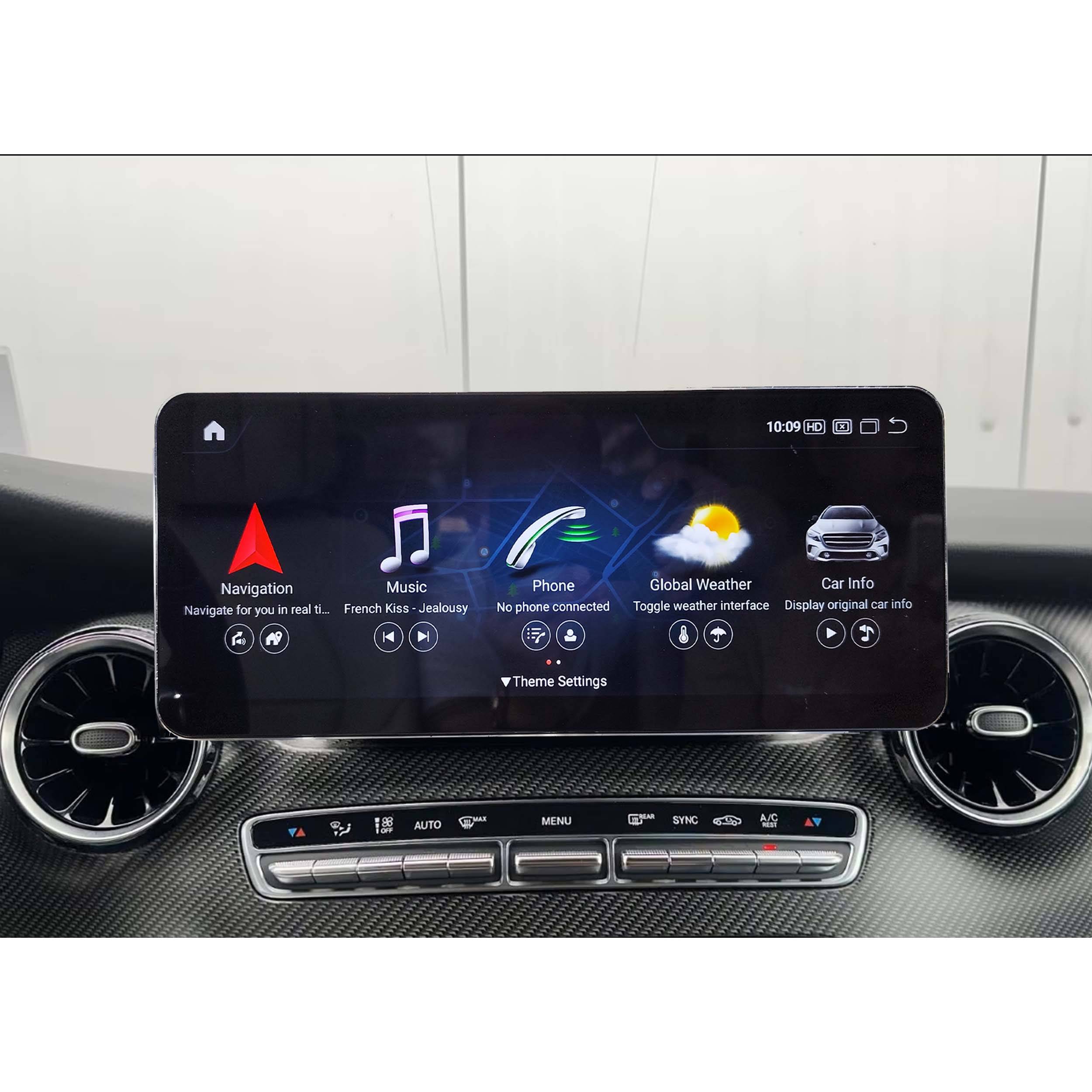 Armaturenbrett-Bildschirm des Autos mit Symbolen für Navigation, Musik, Telefon, Globales Wetter und Fahrzeuginformationen mit Einstellungs- und Konnektivitätsoptionen.