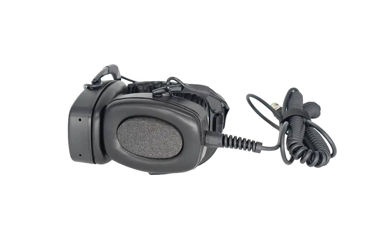 Schwarze Over-Ear-Gehörschutz-Ohrmuscheln mit angebrachtem gewundenem Kabel auf einfachem schwarzem Hintergrund.