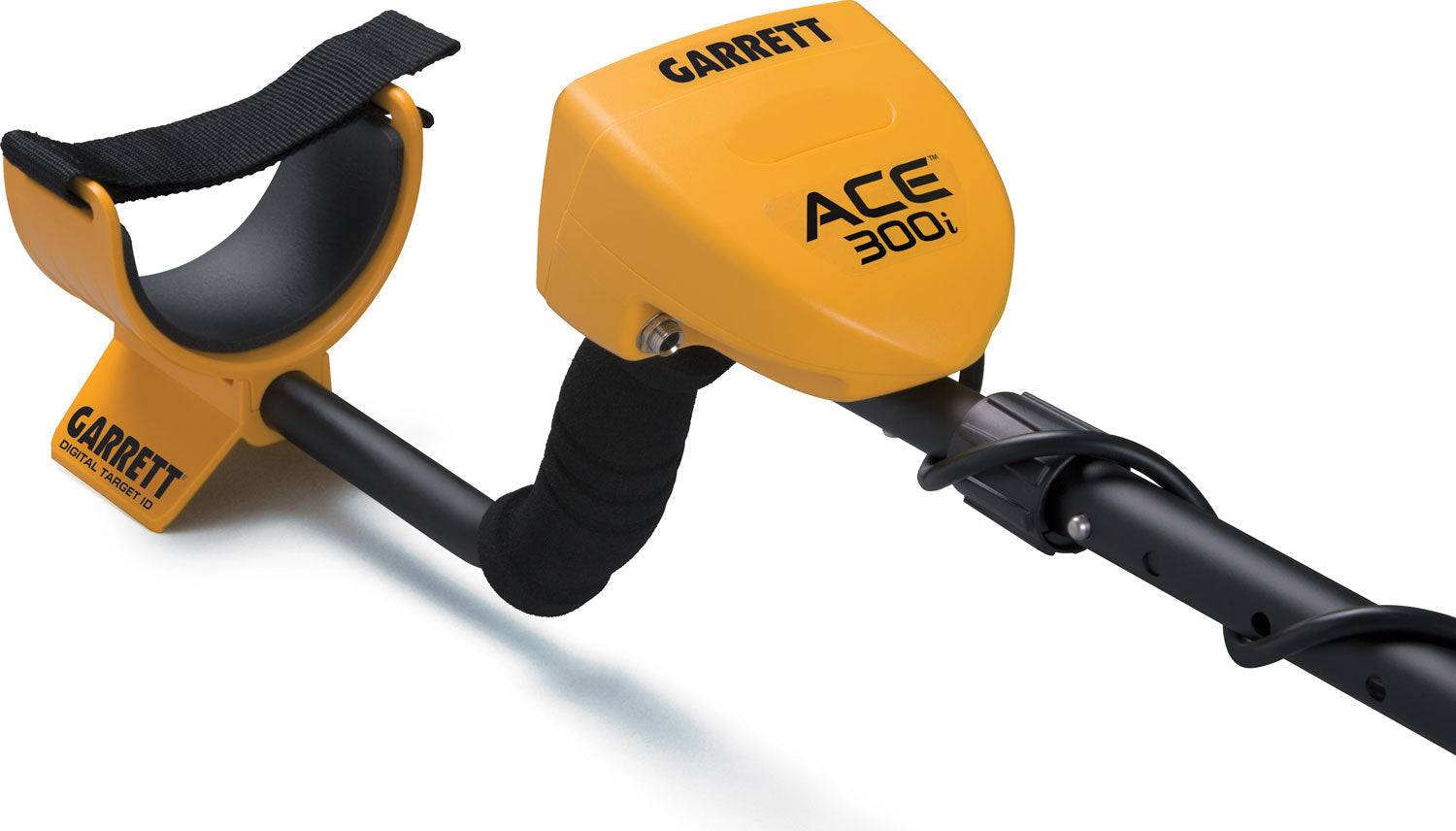 Gelber Garrett ACE 300i Metalldetektor mit Armmanschette, Griff und Suchspule auf weißem Hintergrund.
