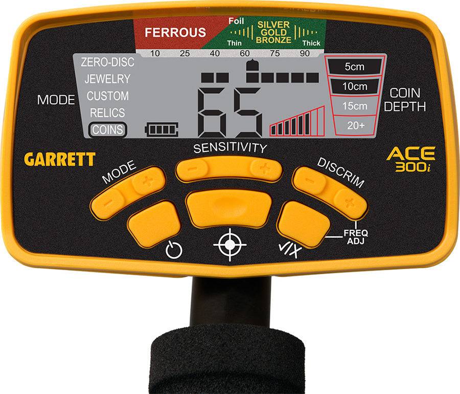 Garrett ACE 300i Metalldetektor-Bedienfeld mit Einstellungen für Modus, Empfindlichkeit, Diskriminierung und Münztiefe.