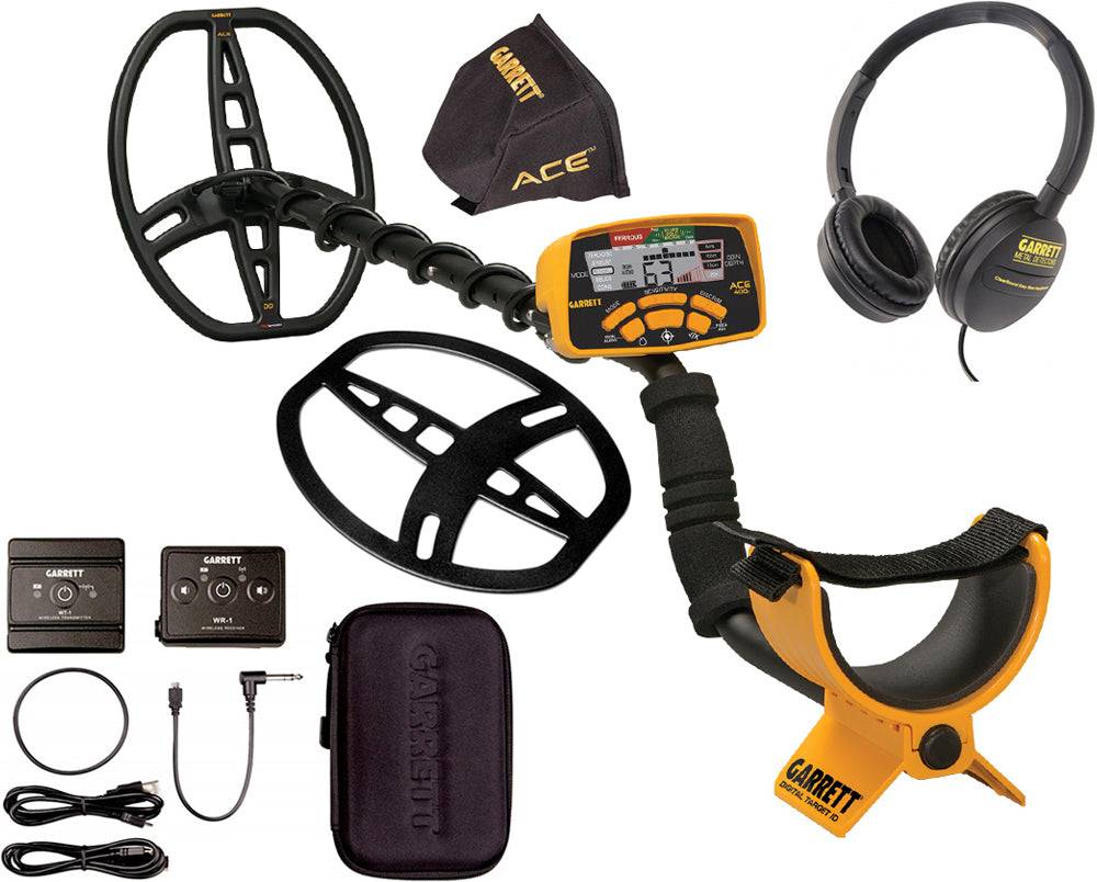 Garrett ACE Metalldetektor-Set mit Suchspulen, Kontrolleinheit, Kopfhörern, Batterien, Kabeln und Transportkoffer auf weißem Hintergrund.
