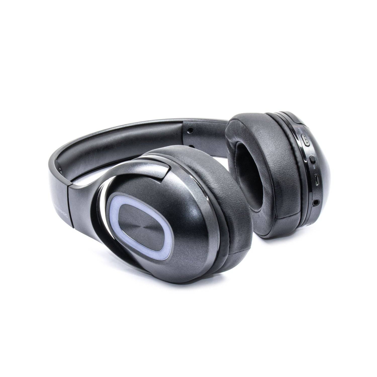 Schwarze Over-Ear-Kopfhörer mit drahtloser Verbindung auf weißem Hintergrund, im Winkel positioniert, um die Ohrmuscheln und das Kopfband zu zeigen.