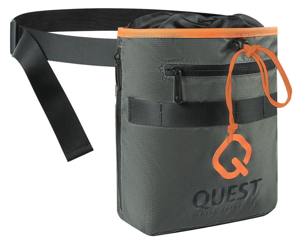 Grauer Chalkbeutel mit orangefarbiger Einfassung, Gürtelschlaufe, Reißverschlusstasche und „QUEST