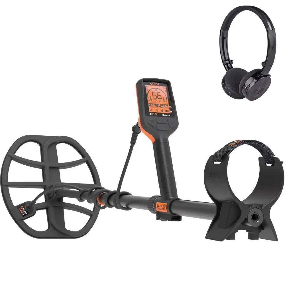 Metalldetektor mit Display, Suchspule und Over-Ear-Kopfhörern isoliert auf weißem Hintergrund.