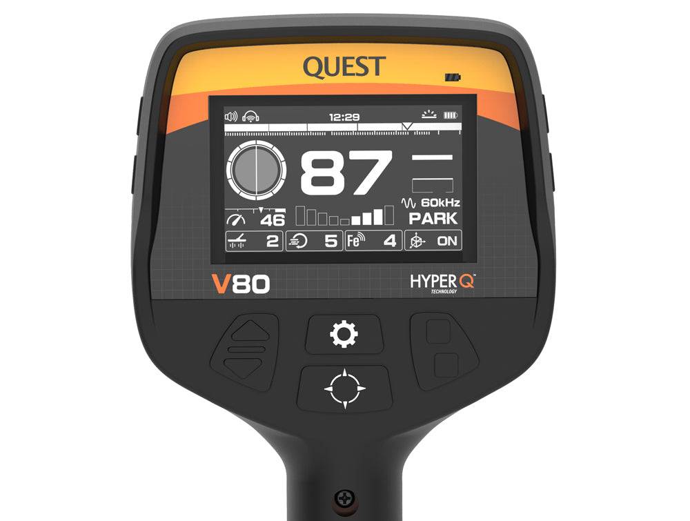 Tragbares MetalldetektorDisplay mit "87"" in großen Ziffern, mit Quest V80 HyperQ-Branding und Statussymbolen auf einem Kontrollbildschirm.