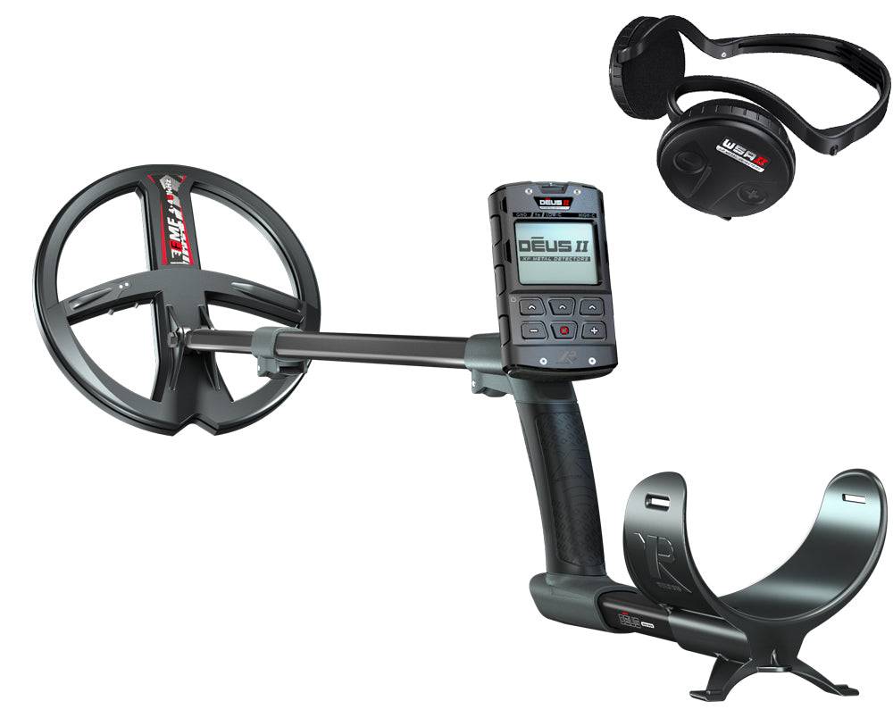 Metalldetektor mit Steuermodul, schwarze Kopfhörer daneben. Das Gerät ist mit 'Deus II' beschriftet und verfügt über Tasten und ein Display.