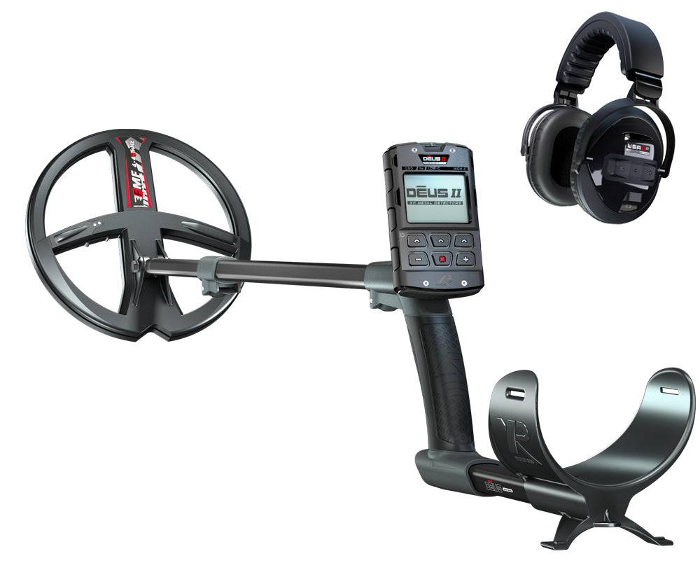 Metallsuchgerät mit kreisförmiger Suchspule, Steuereinheit mit 'DEUS II' Schriftzug und drahtlosen Kopfhörern.