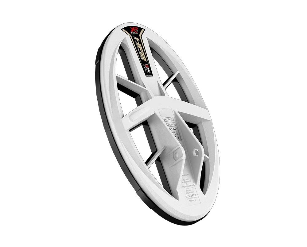 Ein weißer Datenträger, gekennzeichnet mit Voltex 16x13V, präsentiert vor einem schwarzen Hintergrund, vermutlich eine Komponente oder ein Gerät mit Modellspezifikationen.