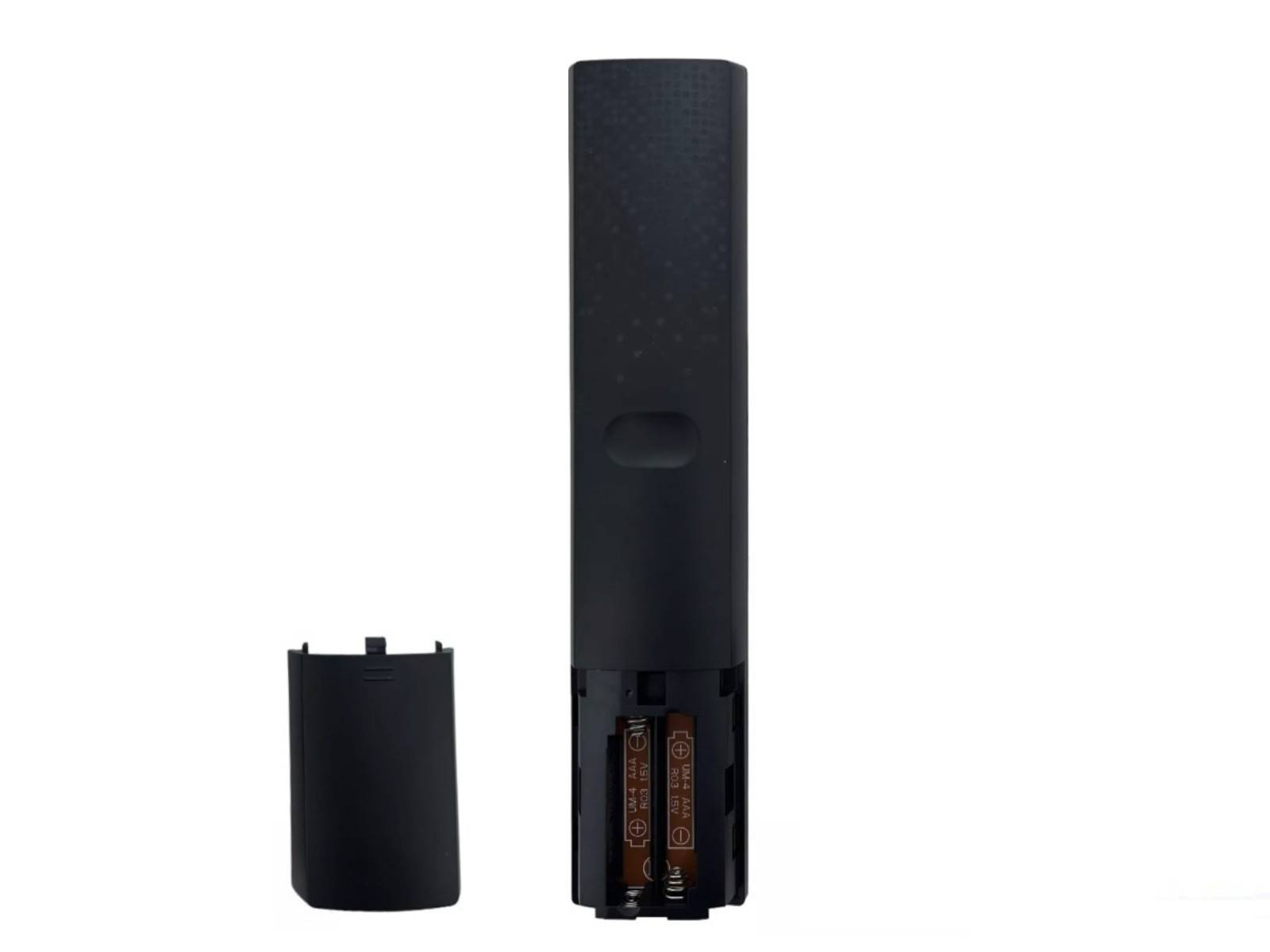 Eine schwarze TV-Fernbedienung mit abgenommenem Batteriefach, in dem zwei AA-Batterien sichtbar sind. Das Batteriedeckel liegt neben der Fernbedienung.