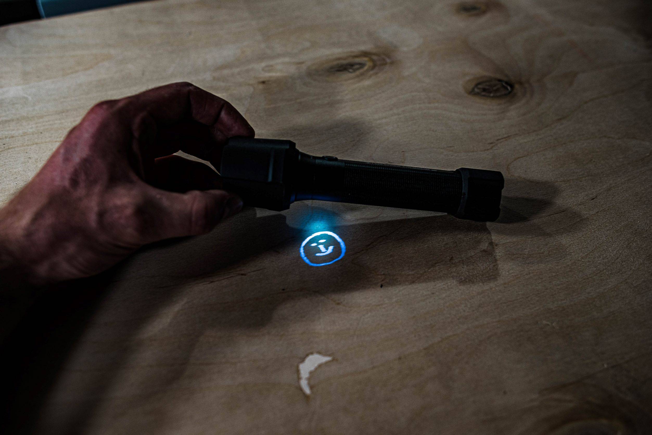 Ledlenser Wiederaufladbare Profi-LED-Taschenlampe mit UV-Licht-Funktion 502601