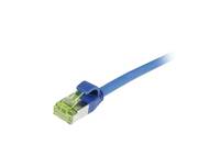Ein blau-blaues Ethernet-Kabel mit einem durchsichtigen und grünen Stecker am Ende, verwendet für Netzwerk- und Internetverbindungen.