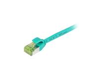 Ein türkisfarbenes Ethernet-Kabel mit einem durchsichtigen, grünlich schimmernden Stecker an einem Ende, verwendet für Netzwerkverbindungen.