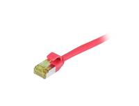 Eine Nahaufnahme eines roten Ethernet-Kabels mit einem gelben Stecker, der typischerweise für Netzwerkverbindungen in Technologie- und Kommunikationseinrichtungen verwendet wird.