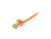 Ein orangefarbenes Ethernet-Kabel mit einem transparenten Stecker an einem Ende, das zur Verbindung von Netzwerkgeräten verwendet wird.