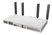 Ein weißes elektronisches Gerät mit drei Antennen und mehreren Anschlüssen, möglicherweise ein Netzwerk-Router oder -Hub, von hinten betrachtet.