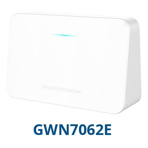 Weißer Grandstream GWN7062E WLAN-Router mit einem kleinen blauen Statuslicht, dargestellt auf einem einfachen Hintergrund.