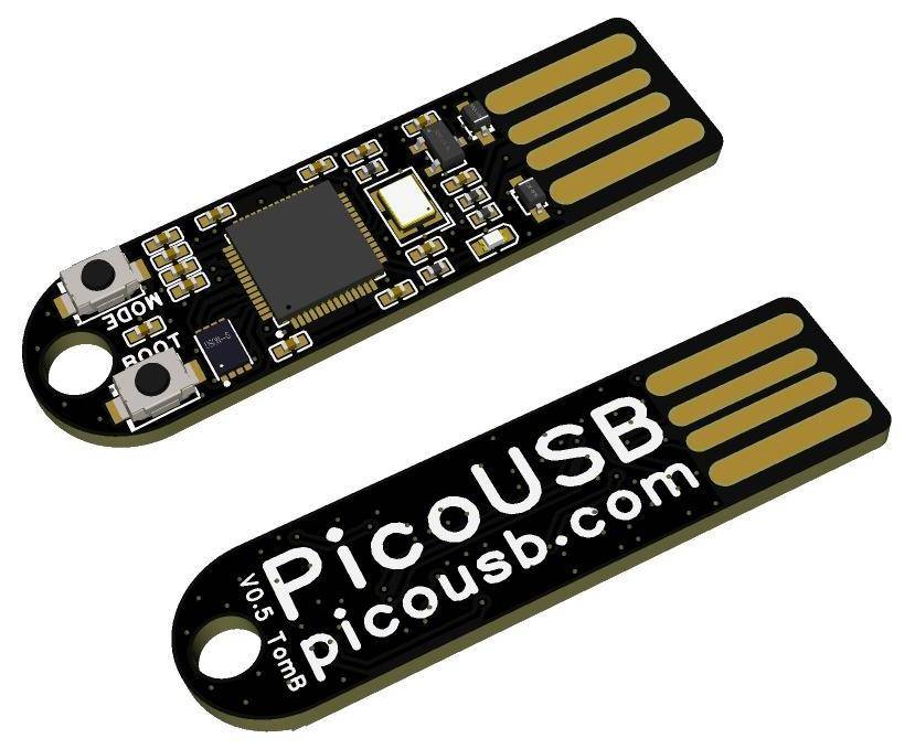Zwei Nahaufnahmen einer PicoUSB-Leiterplatte mit vergoldeten Anschlüssen und den Beschriftungen 'PicoUSB.com' und 'v0.5 Tomb'.