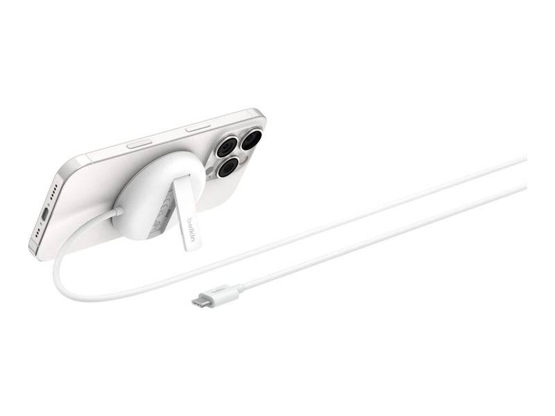 Weißes iPhone, von hinten gezeigt, auf einem MagSafe-Ständer, mit angeschlossenem Ladekabel vor einem schlichten weißen Hintergrund.