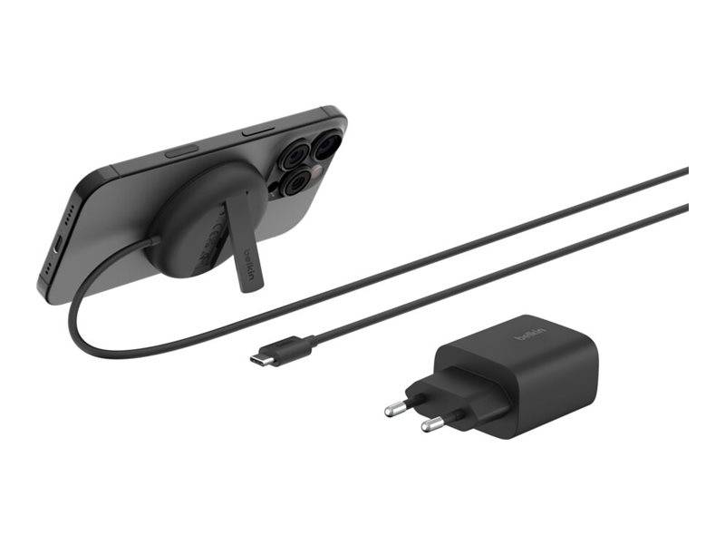 Kabelloses Ladegerät, das auf der Rückseite eines Smartphones befestigt ist, mit USB-C-Kabel und Netzadapter auf weißem Hintergrund
