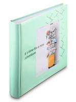 Ein mintfarbenes Buch mit einer Illustration eines bepackten Koffers auf dem Einband. Der Text lautet: „Es ist Zeit für ein neues Abenteuer.