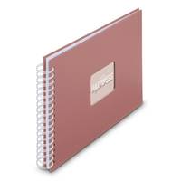Ein rosa spiralgebundenes Fotoalbum mit einem kleinen rechteckigen Ausschnitt auf dem Einband.