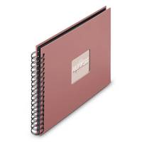 Ein spiralgebundenes Album mit einem pinken Einband und einem kleinen quadratischen Fenster, das auf der Vorderseite das Wort 