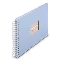 Ein blau spiralgebundenes Notizbuch, geschlossen und aufrecht stehend, mit einem kleinen Ausschnitt auf der Vorderseite, der ein Logo oder Design darunter enthüllt.