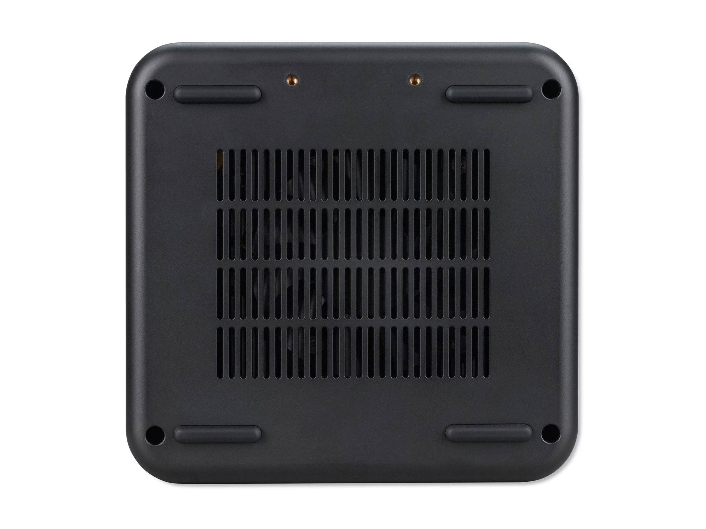Das Bild zeigt die Unterseite eines schwarzen elektronischen Geräts mit Lüftungsschlitzen und rutschfesten Pads an jeder Ecke.