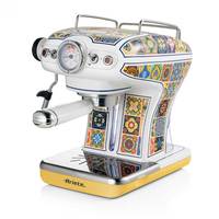 Bunte Espressomaschine mit Retrodesign, die komplexe Mosaikmuster aufweist.