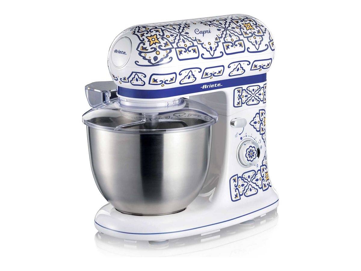 Ein weißer Standmixer mit blauen Blumenmustern und einer Edelstahlmischschüssel auf weißem Hintergrund.