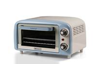 Ein hellblauer Toaster im Vintage-Stil mit zwei Drehreglern auf der rechten Seite. Er hat ein kompaktes, Retro-Design mit einem Türgriff vorne.