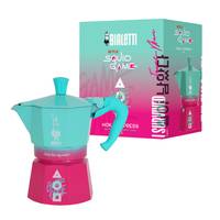 Ein farbenfroh gestalteter Bialetti-Mokkakocher mit 'Squid Game' Verpackung in einem blauen und pinken Farbverlaufsdesign mit einem Dreieckssymbol.