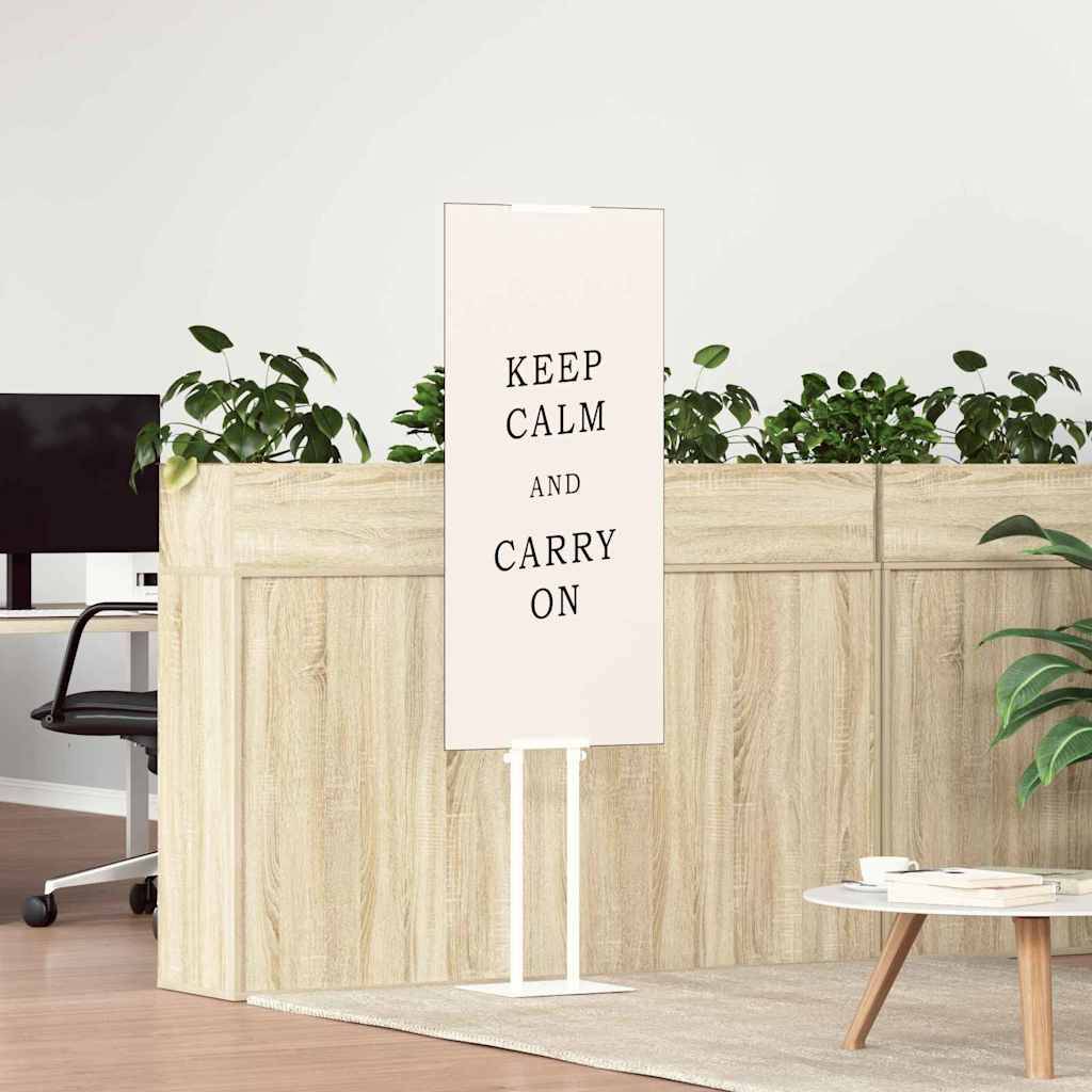 Ein Bürobereich mit einer Holzabtrennung, Pflanzen, einem Stuhl und einem Schild mit der Aufschrift ‚KEEP CALM AND CARRY ON', das auf dem Boden steht.