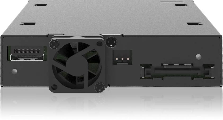 Rückansicht eines elektronischen Geräts mit Kühlventilator, Stromanschluss und verschiedenen Anschlussports.