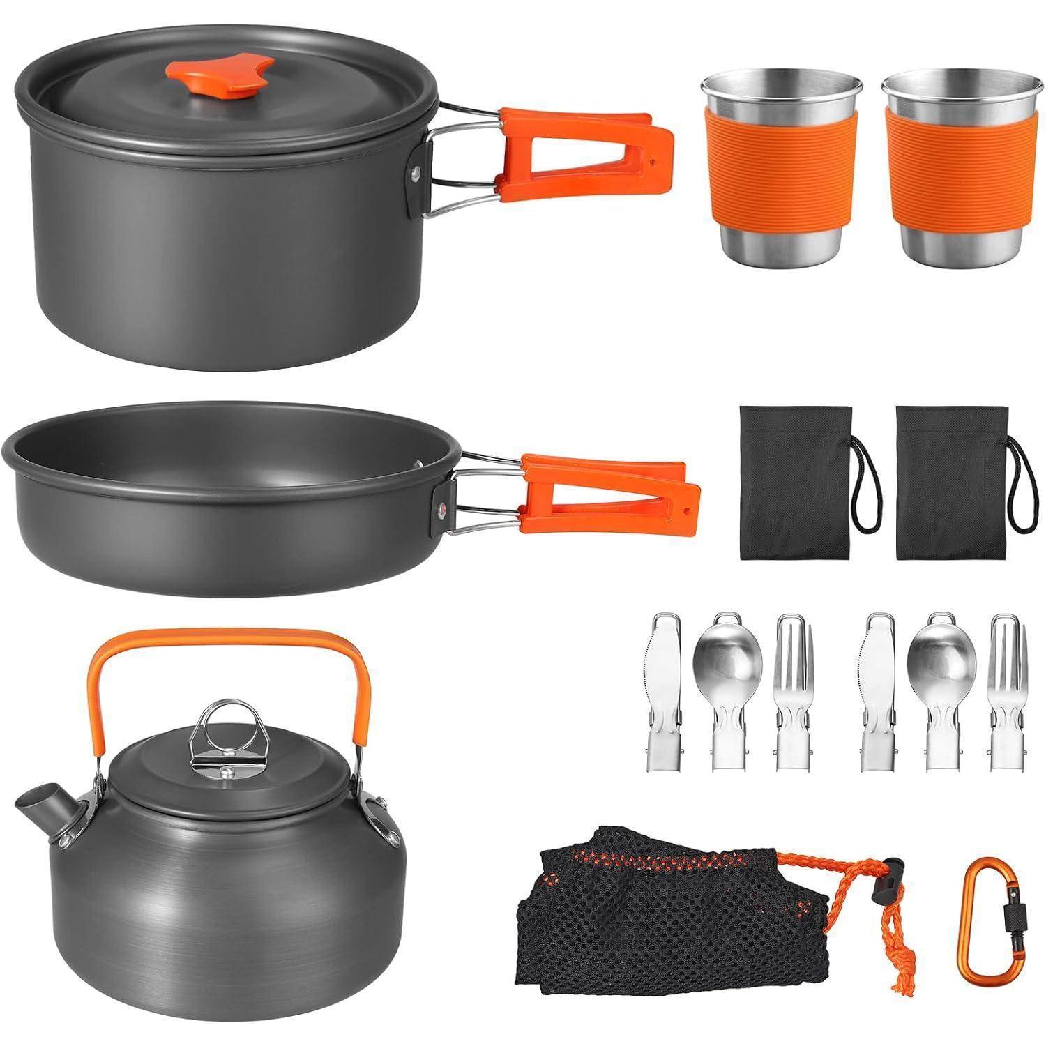 Kochgeschirr-Set: umfasst einen Topf mit Deckel, Bratpfanne, Wasserkocher, zwei Tassen, Besteck und einen Netztransportbeutel. Ideal für Camping.