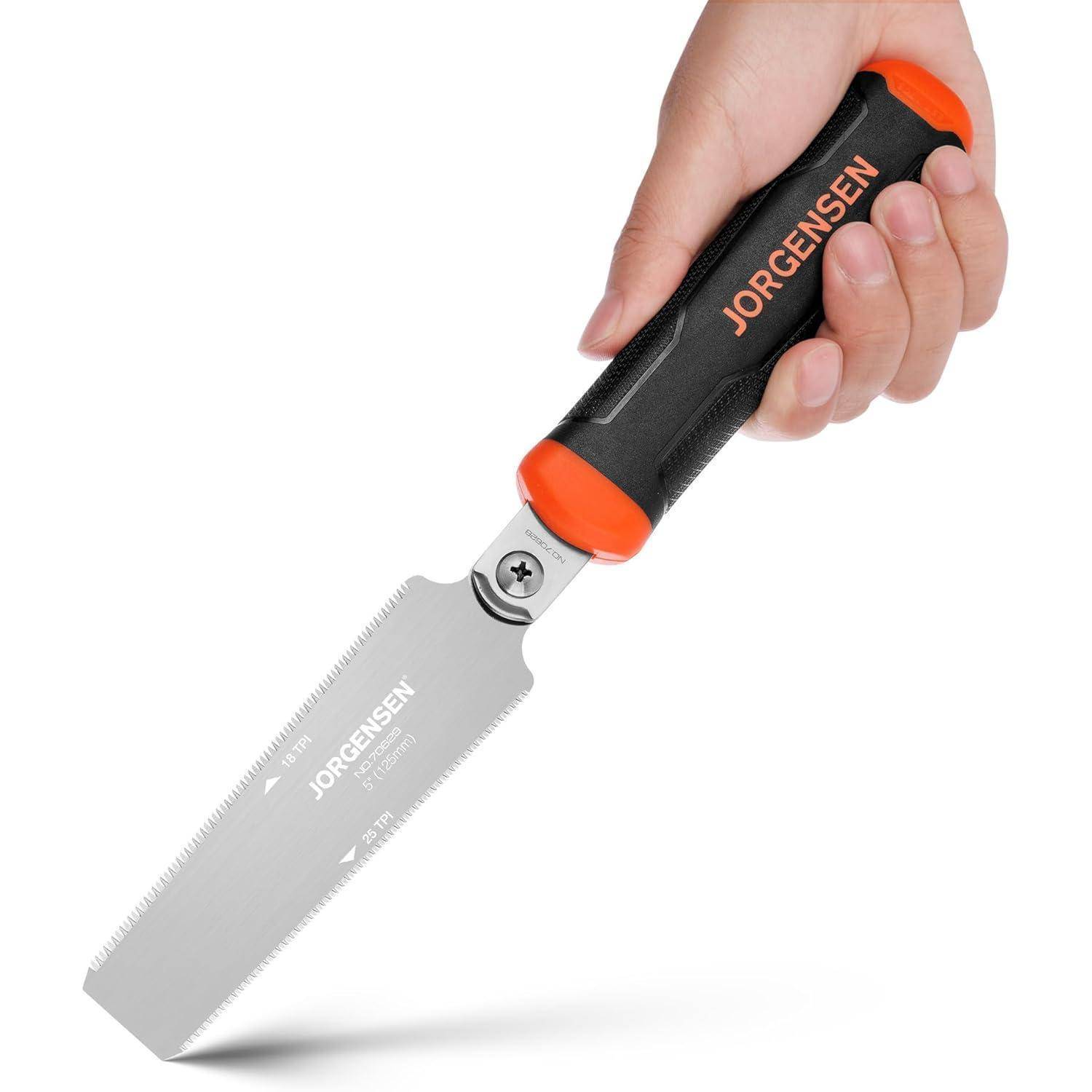 Eine Hand, die eine Jorgensen-Säge mit einem schwarz-orangefarbenen Griff hält. Die Säge verfügt über einen gezahnten Rand und eignet sich zum präzisen Holzschneiden.