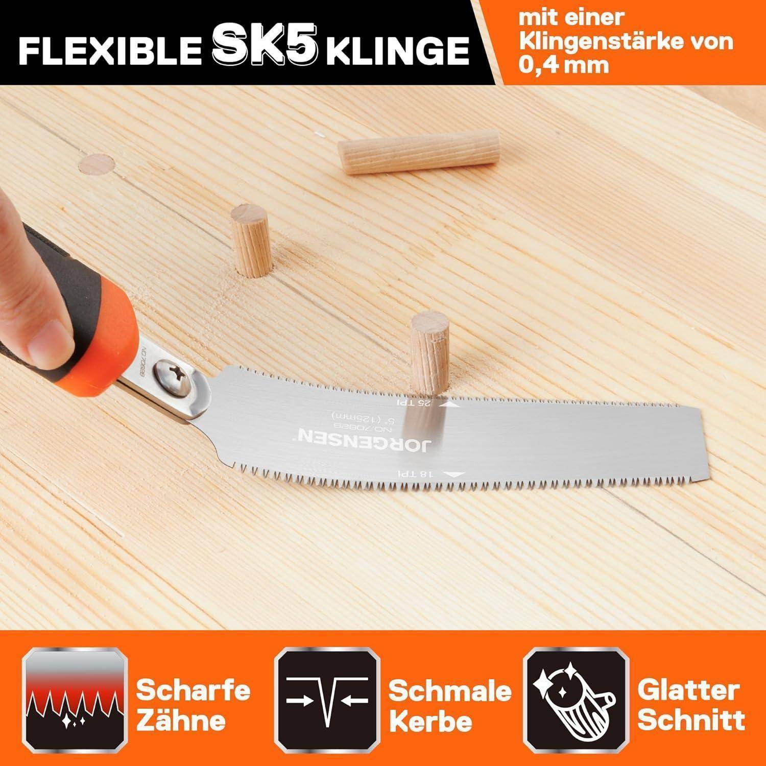 Eine Hand hält eine Säge mit einer flexiblen SK5-Klinge, die Holz schneidet. Der Text hebt Merkmale hervor: scharfe Zähne, schmaler Schnitt, glatte Schnittkante.