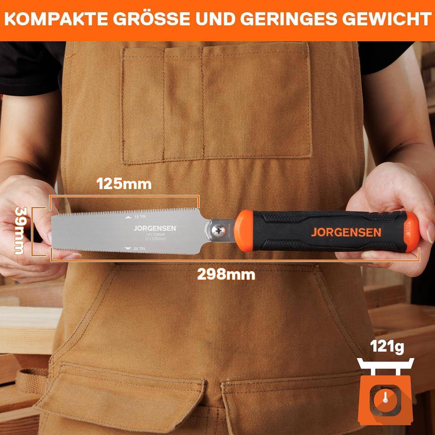 Eine Person hält eine Jorgensen-Säge mit folgenden Abmessungen: Klinge 125 mm, Griff 298 mm; der Text hebt ihre kompakte Größe und das geringe Gewicht von 121 g hervor.