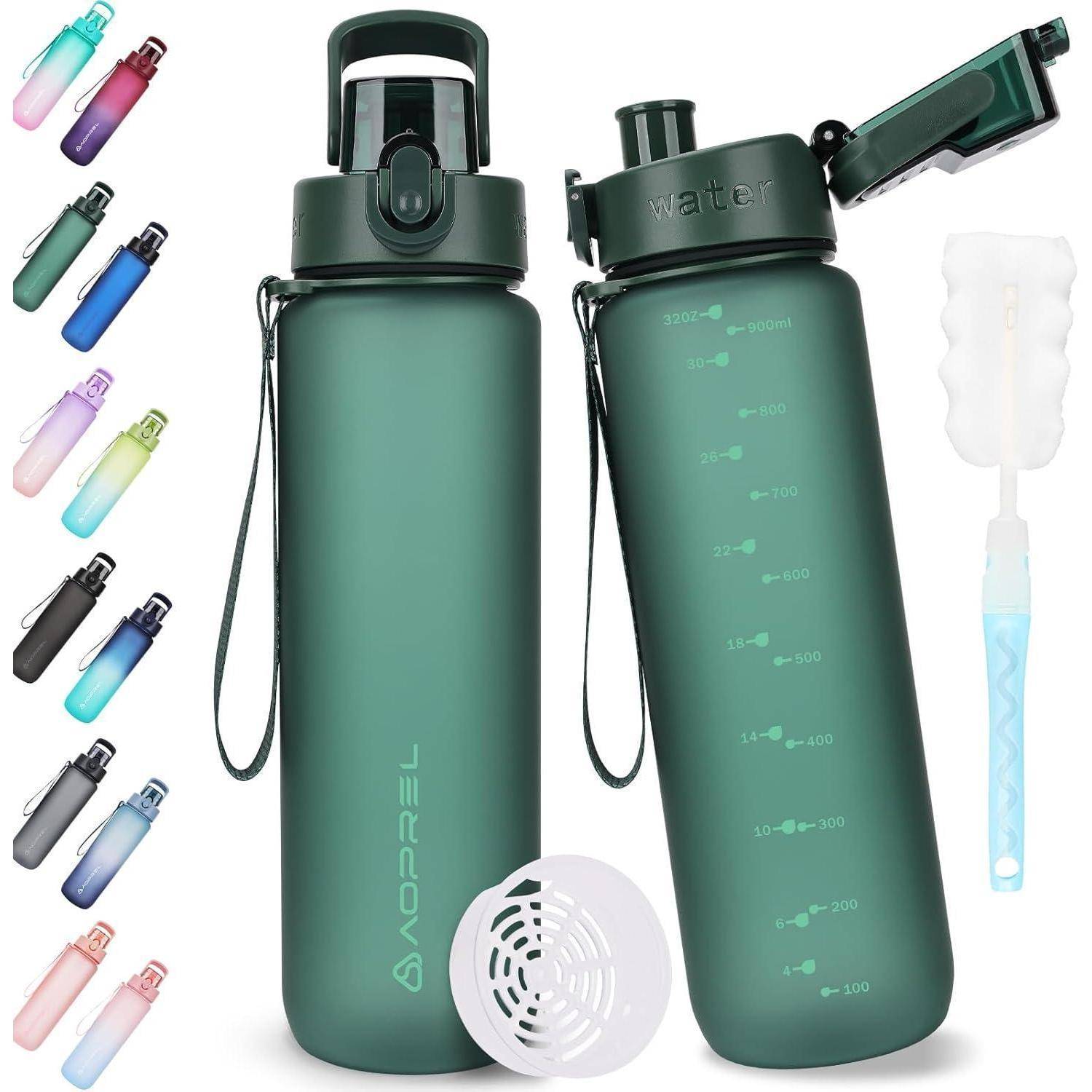 Zwei grüne Wasserflaschen mit Messskala und Trageriemen, eine hat den Aufdruck 