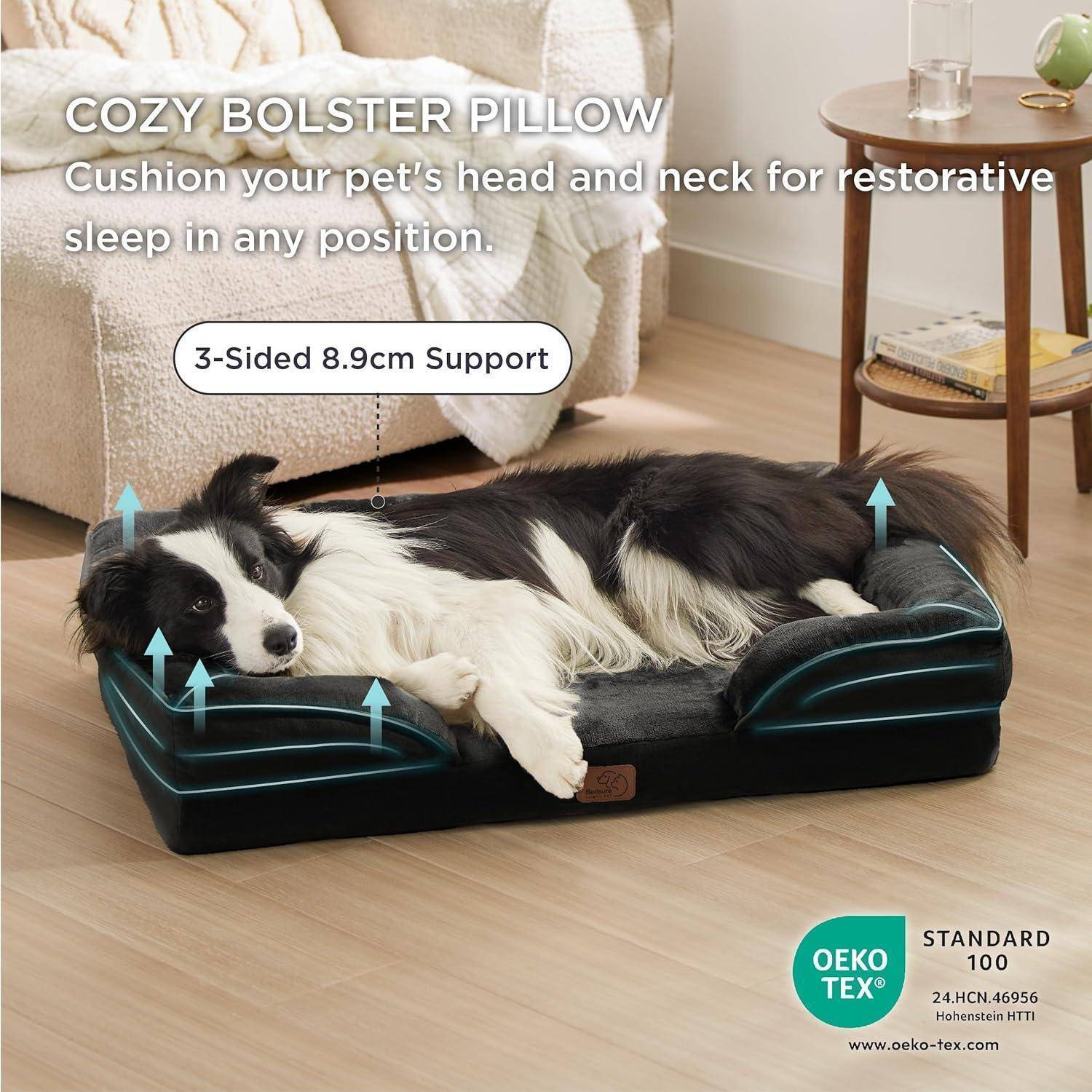 Ein Hund liegt auf einem gepolsterten Tierbett im Wohnzimmer. Text liest sich: 