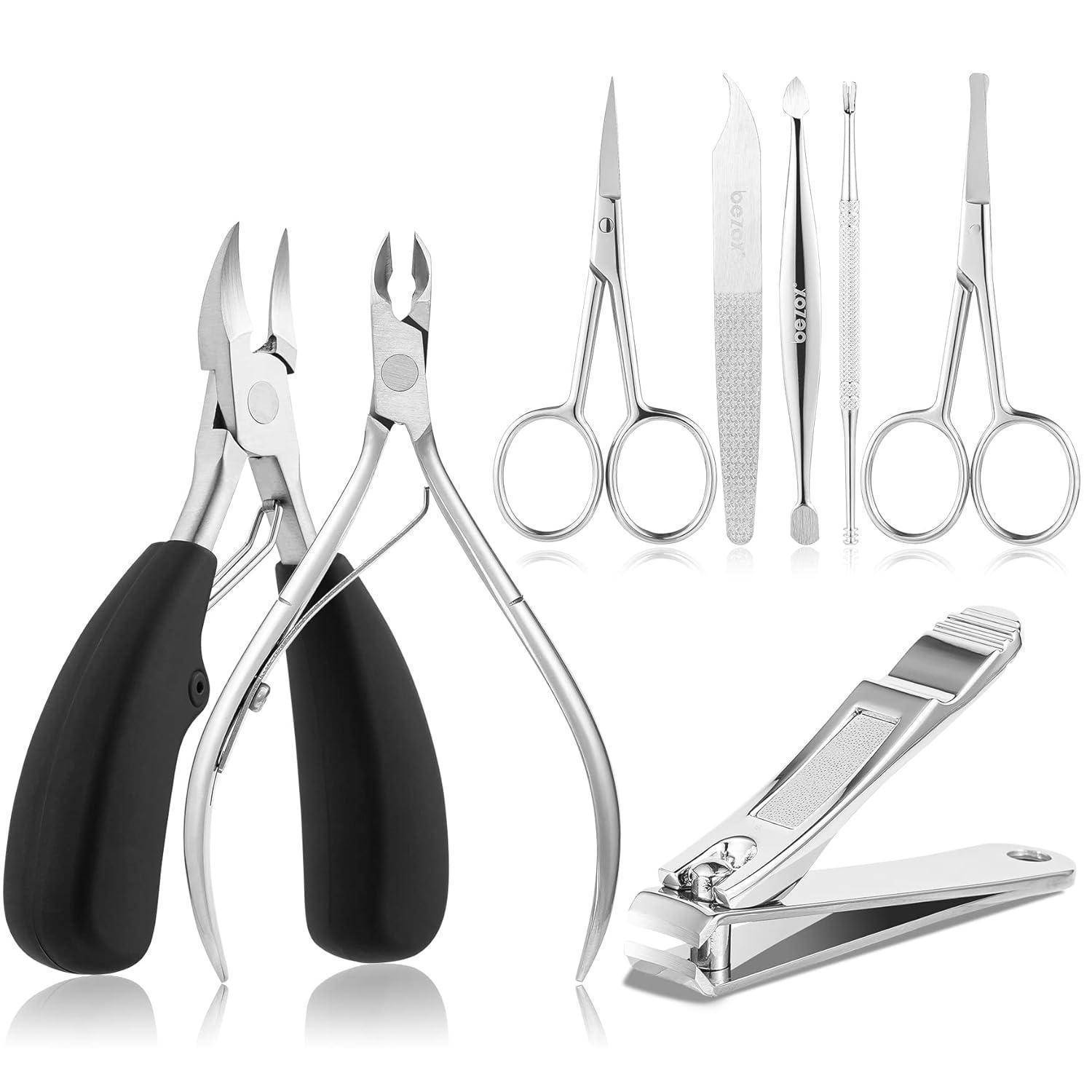 Ein Maniküre-Set mit silbernen Werkzeugen, darunter Nagelknipser, Schere, Pinzette und Nagelhautschieber, wird vor einem weißen Hintergrund präsentiert.
