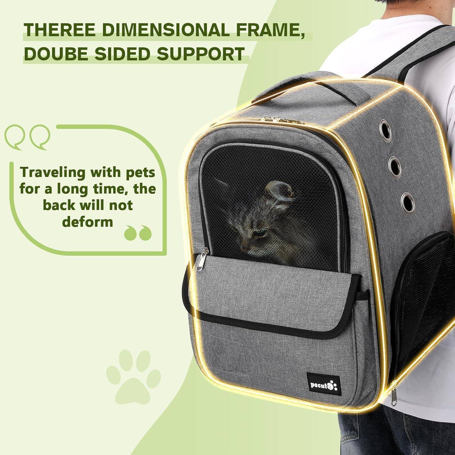 Eine Person trägt einen grauen Haustier-Rucksack mit einem transparenten Fenster, in dem eine Katze zu sehen ist. Der Text lautet: „Reisen mit Haustieren, der Rucksack wird sich nicht verformen.