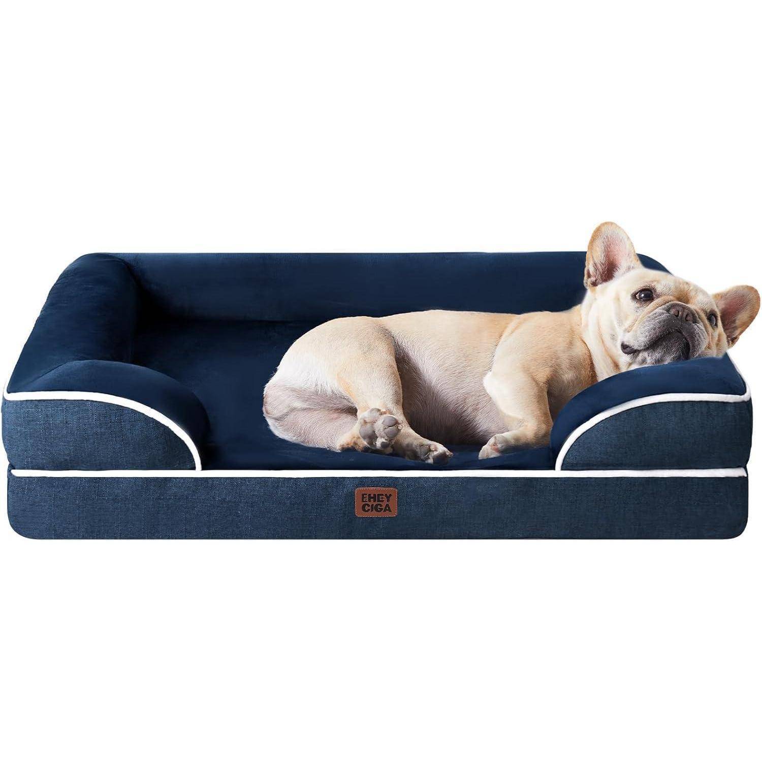 Ein hellbrauner Hund liegt gemütlich auf einem dunkelblau rechteckigen Hundebett mit gepolsterten Seitenwänden.