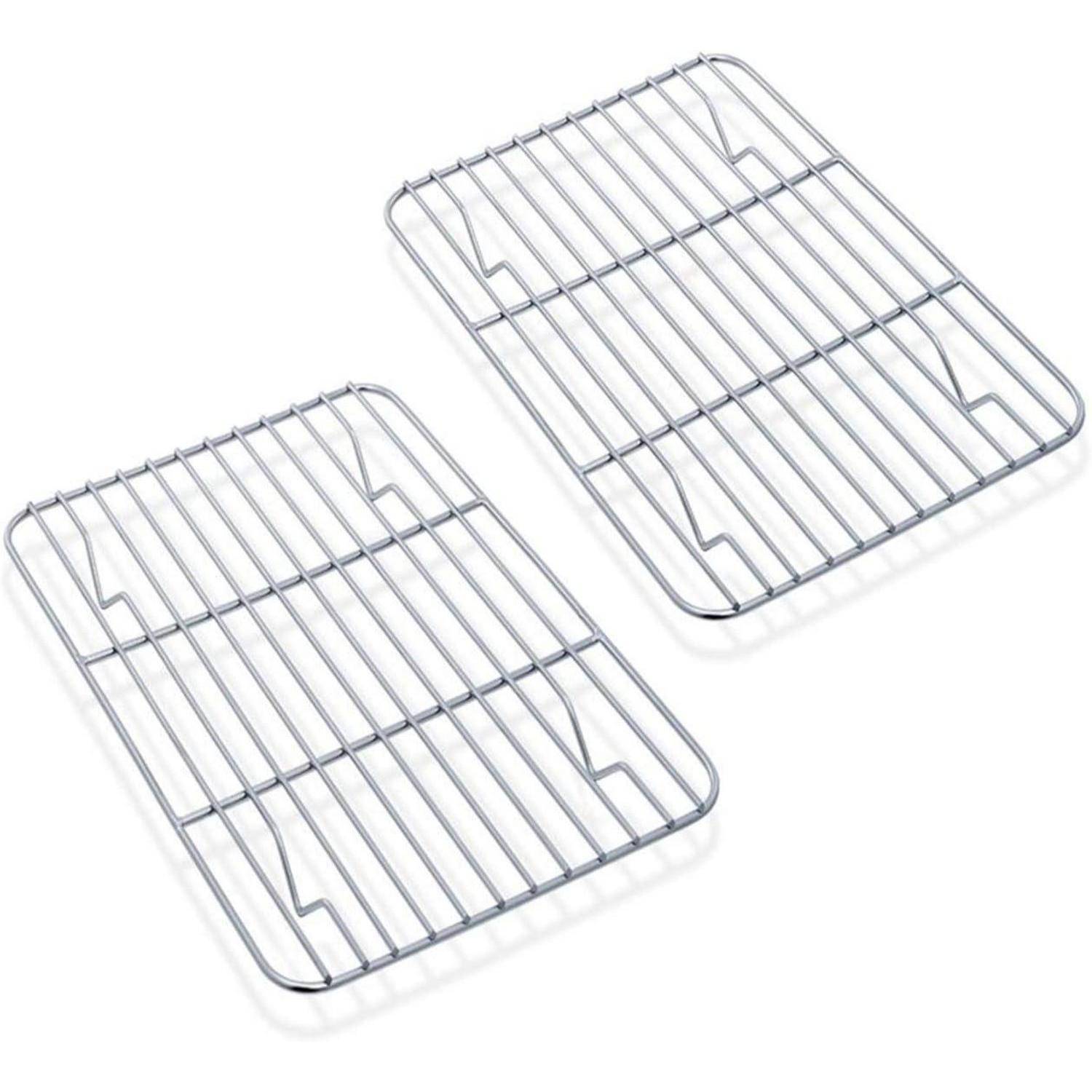 Zwei identische Metallkühlgitter mit parallelen Stäben und Eckfüßen, die zum gleichmäßigen Abkühlen von Backwaren entwickelt wurden.