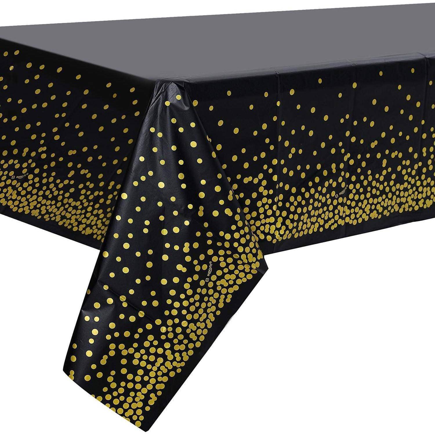 Eine schwarze Tischdecke mit einem Goldkonfetti-Punktmuster entlang der Kanten. Das Design verleiht eine festliche und elegante Erscheinung.
